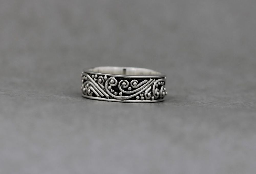 Decorative sterling silver band ring