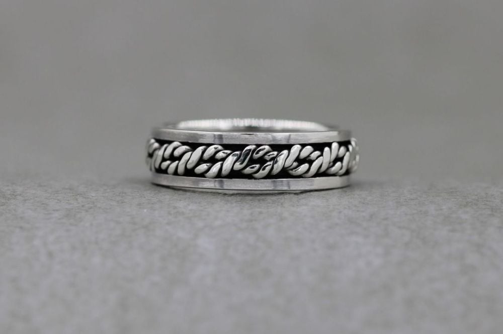 Sterling silver spinner ring with a twisted rope centre