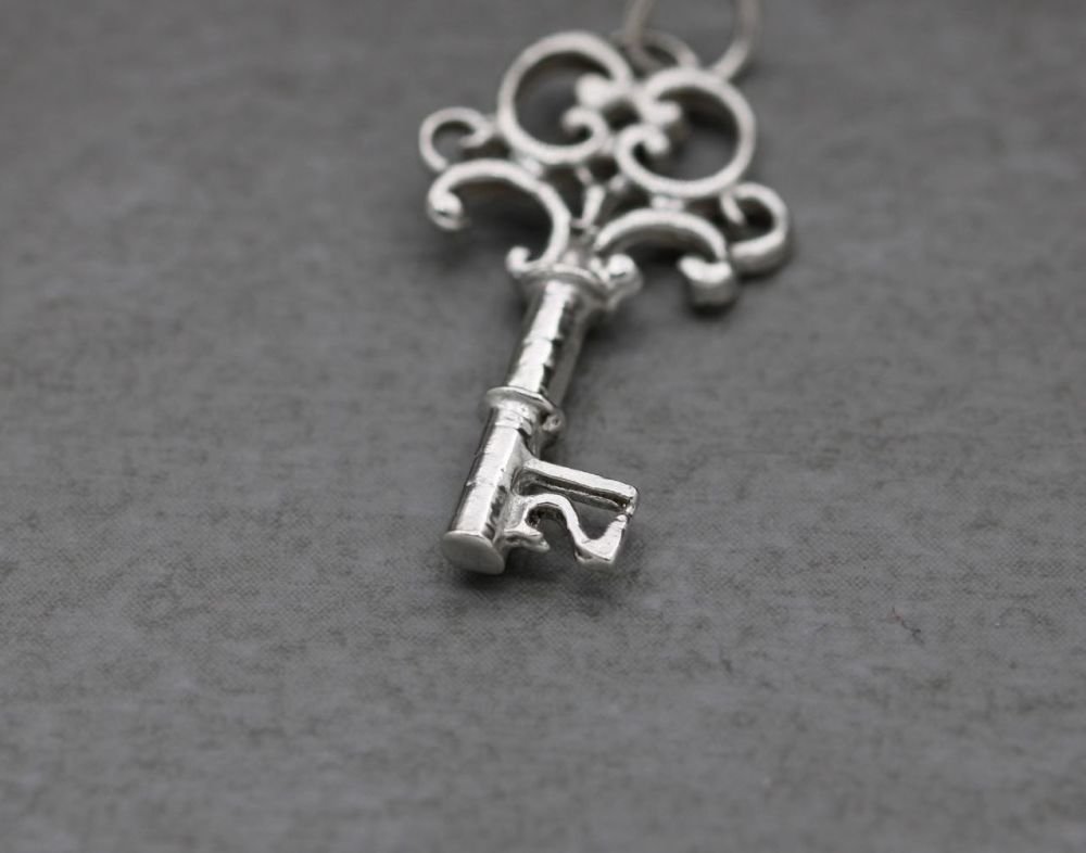 PRELOVED Fancy sterling silver '21' key-to-the-door charm