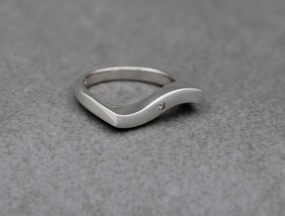 REFURBISHED Unusual sterling silver wave ring with a single stone (L)