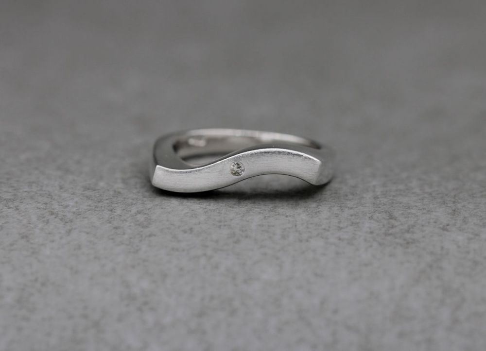 REFURBISHED Unusual sterling silver wave ring with a single stone (L)