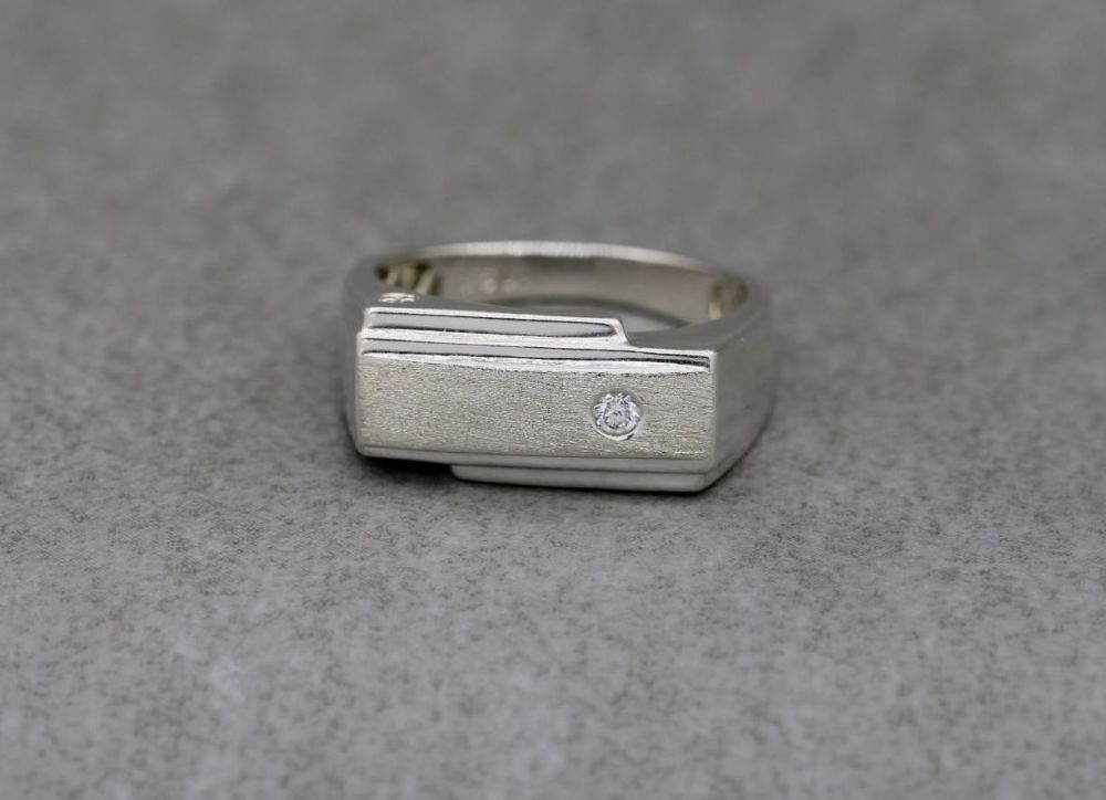 Gents sterling silver ring with a single stone & textured detail