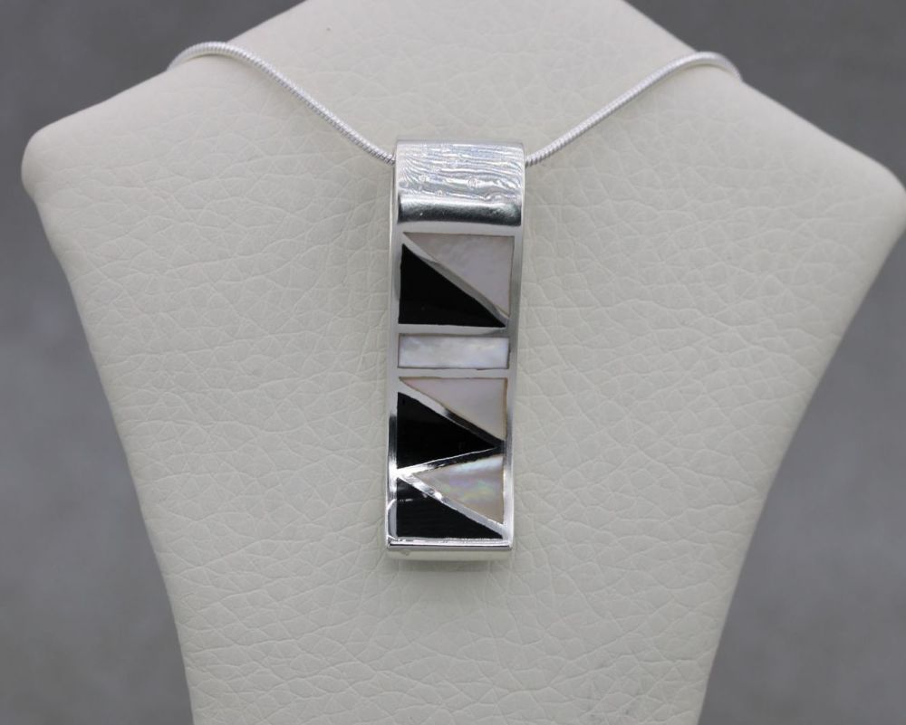 REFURBISHED Italian sterling silver, mother of pearl & black onyx necklace