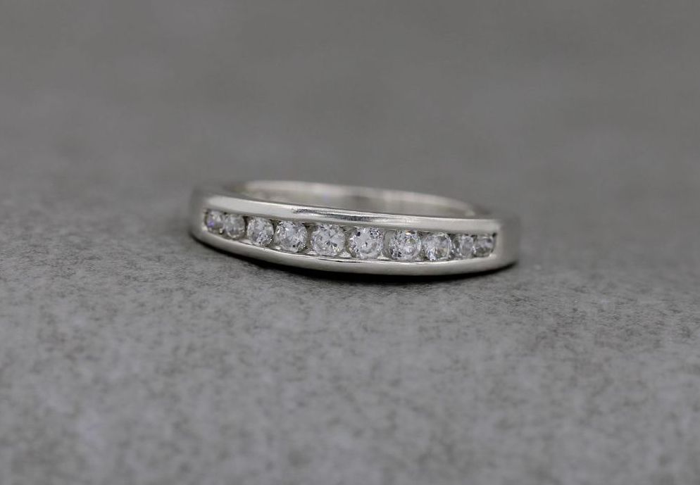 Gently graduated sterling silver & clear stone ring