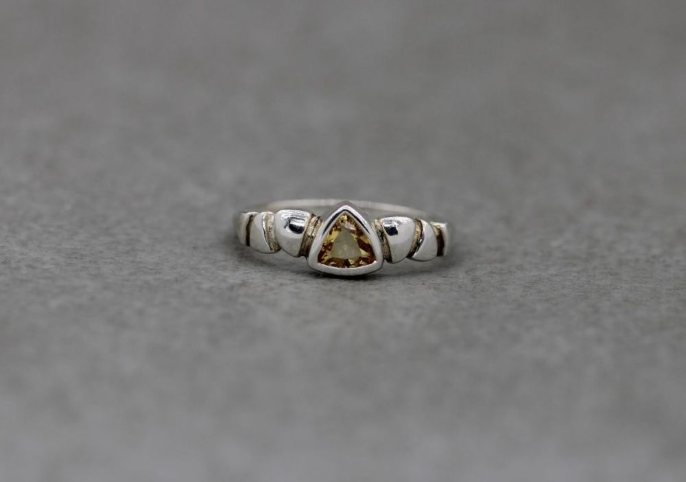 REFURBISHED Sterling silver ring with a triangular lemon stone (H)