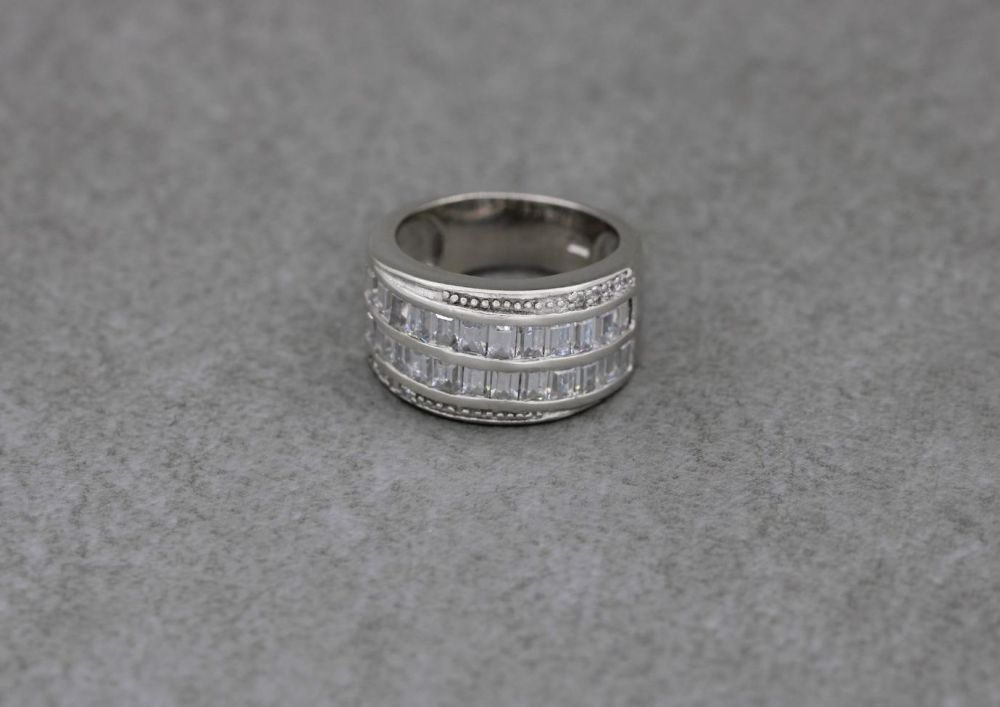 REFURBISHED Sterling silver & clear stone cocktail ring (K)