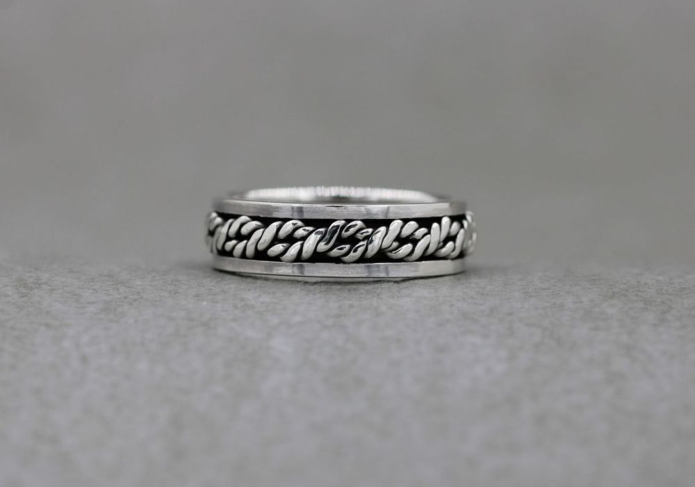 Sterling silver spinner ring with a twisted rope centre (V)