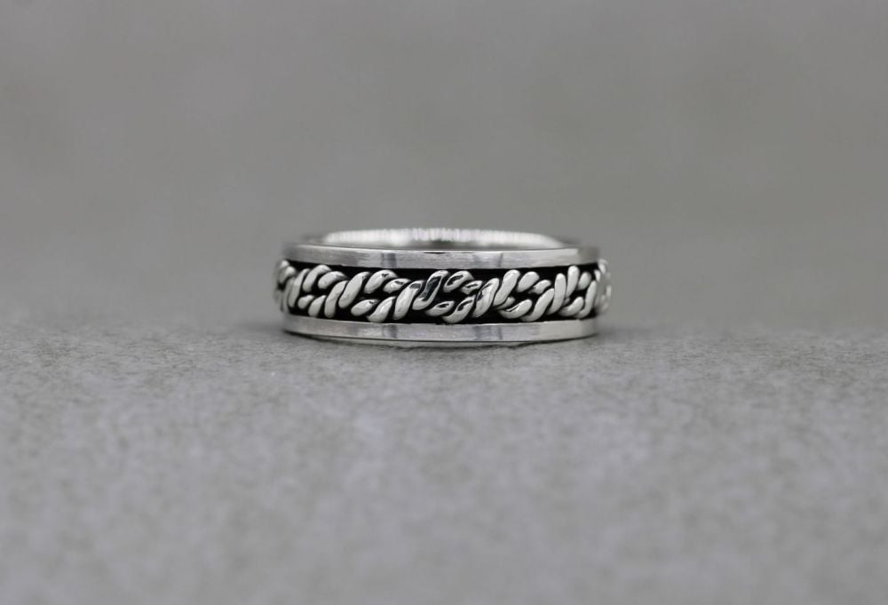 Sterling silver spinner ring with a twisted rope centre (O)