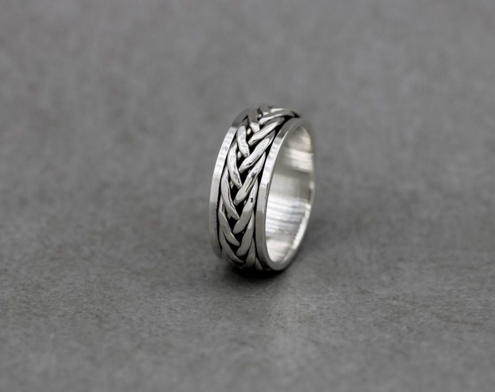 Sterling silver spinner ring with a woven band (Q)