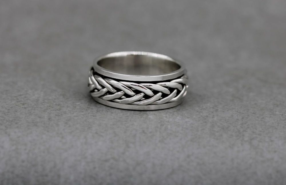 Sterling silver spinner ring with a woven band (M)