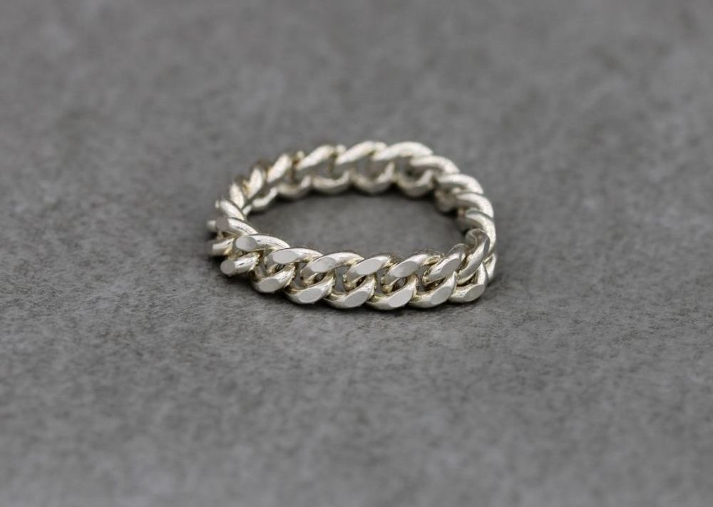 Unusual sterling silver flexible curb chain ring