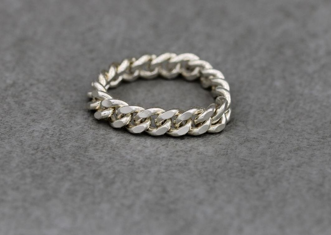Unusual sterling silver flexible curb chain ring