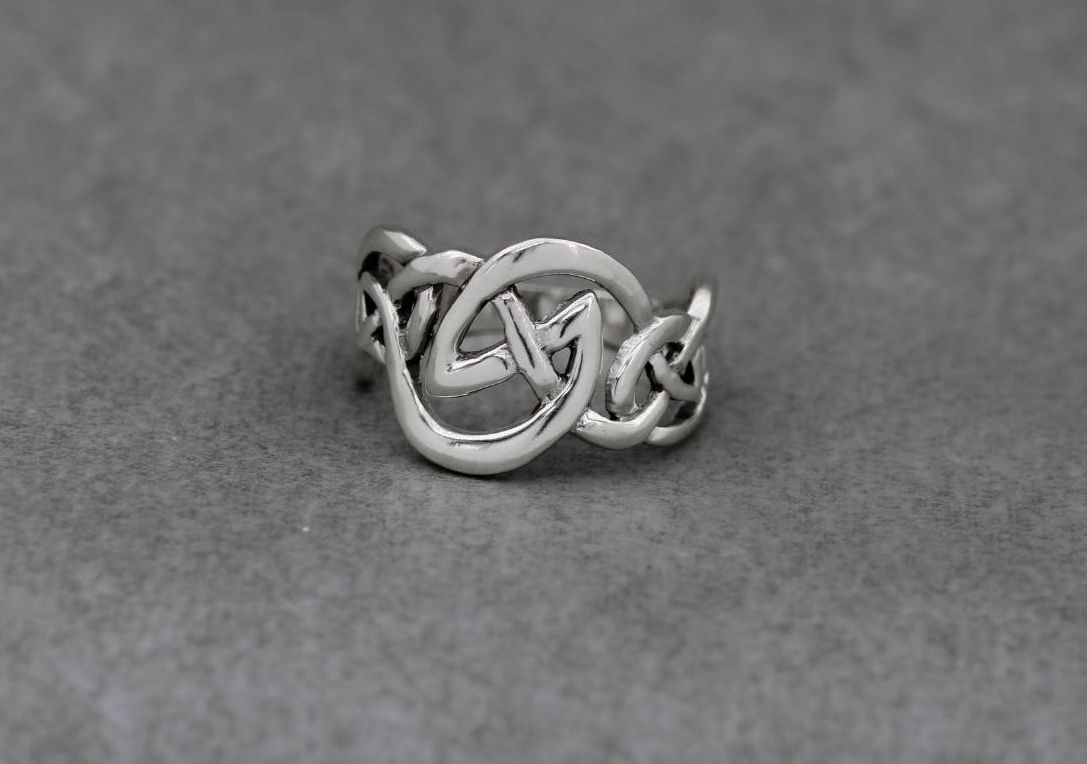 Graduated sterling silver celtic knot ring