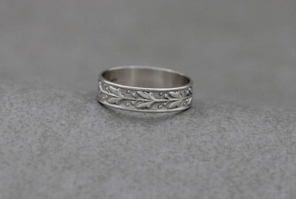 Vintage silver ring with a chased foliage design