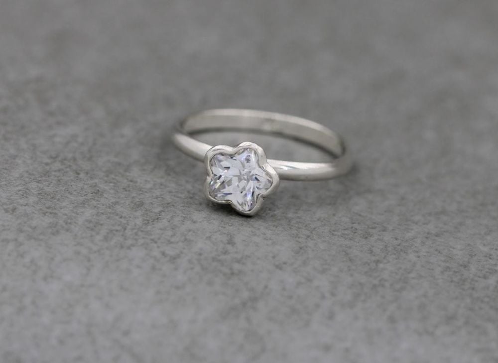 Unusual sterling silver proud set floral shape solitaire ring
