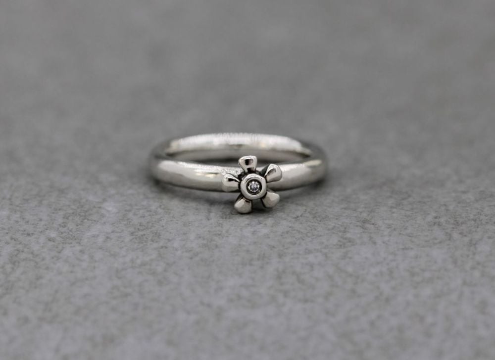 Sterling silver & clear stone flower solitaire ring