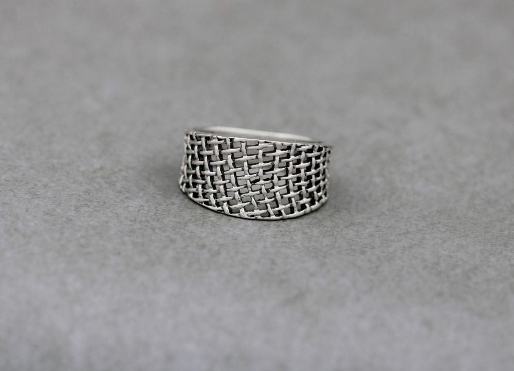 Graduated sterling silver basket weave ring