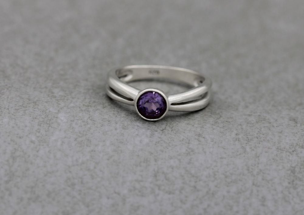 Sterling silver & amethyst solitaire ring with split shoulders