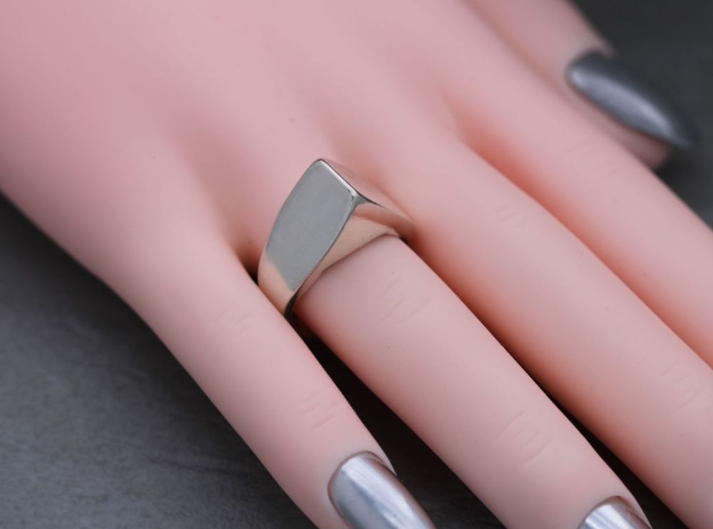 Sterling silver triangular fronted / peaked ring