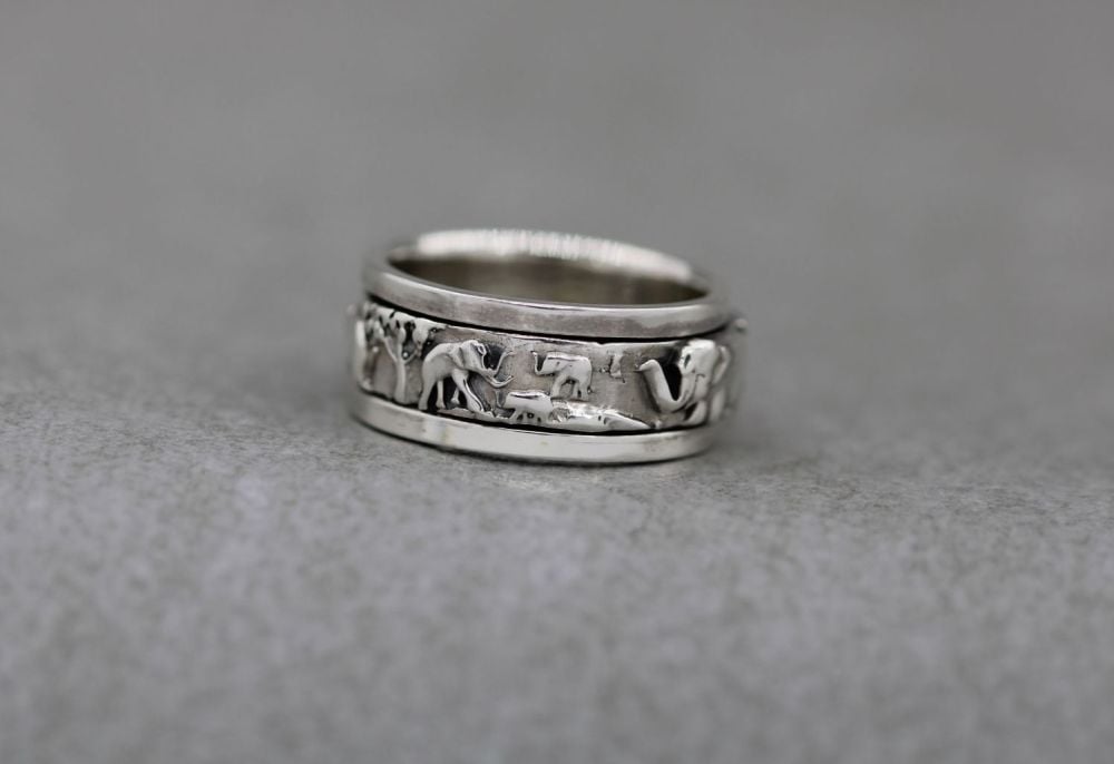 Unusual sterling silver elephant spinner ring (K)