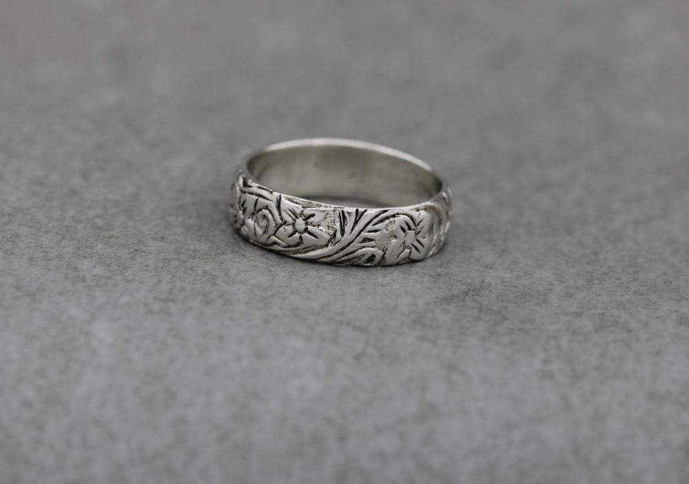 Sterling silver floral patterned band ring