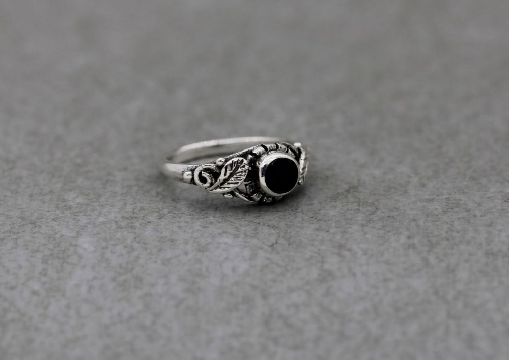 REFURBISHED Sterling silver & black onyx ring with leaf shoulder detail (G)