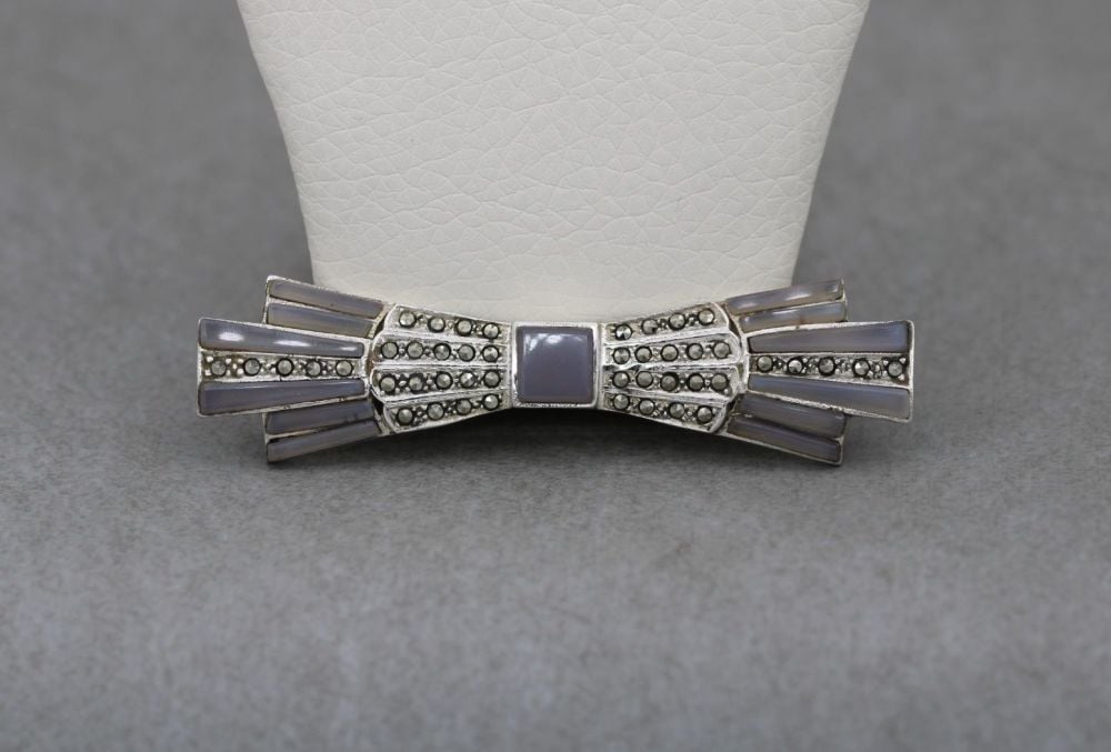 'Art Deco' inspired sterling silver, marcasite & agate bow brooch