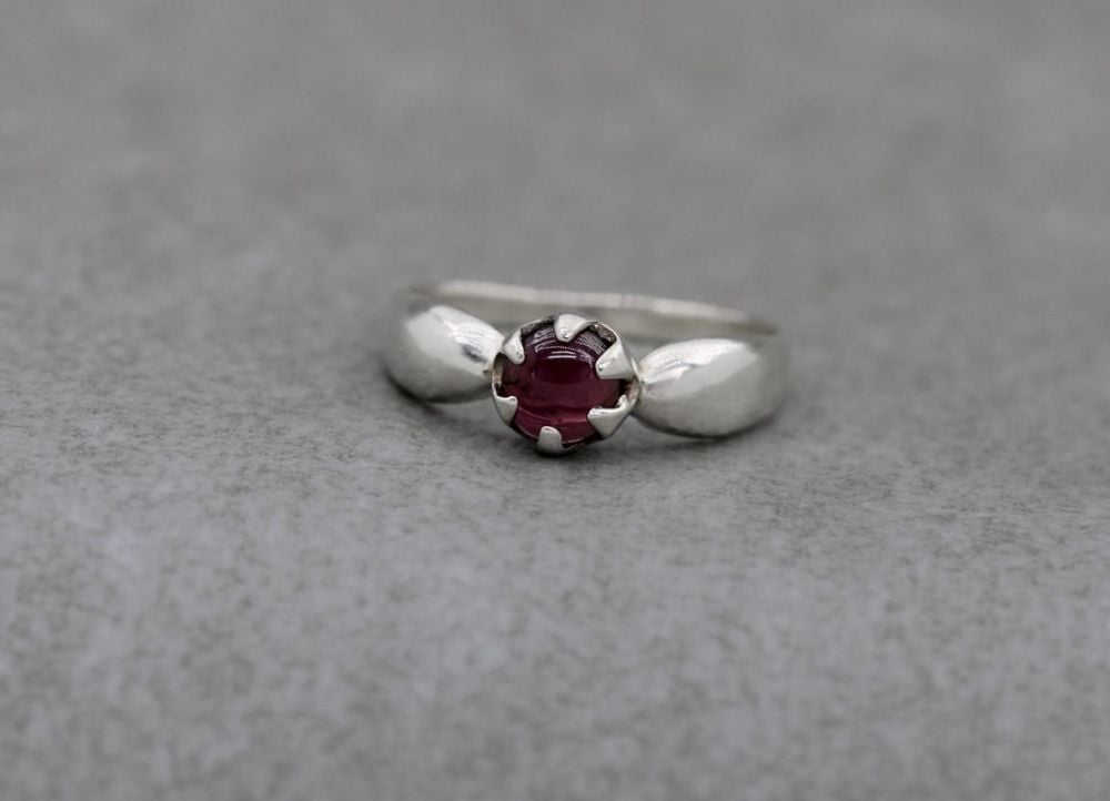 Sterling silver & garnet solitaire ring