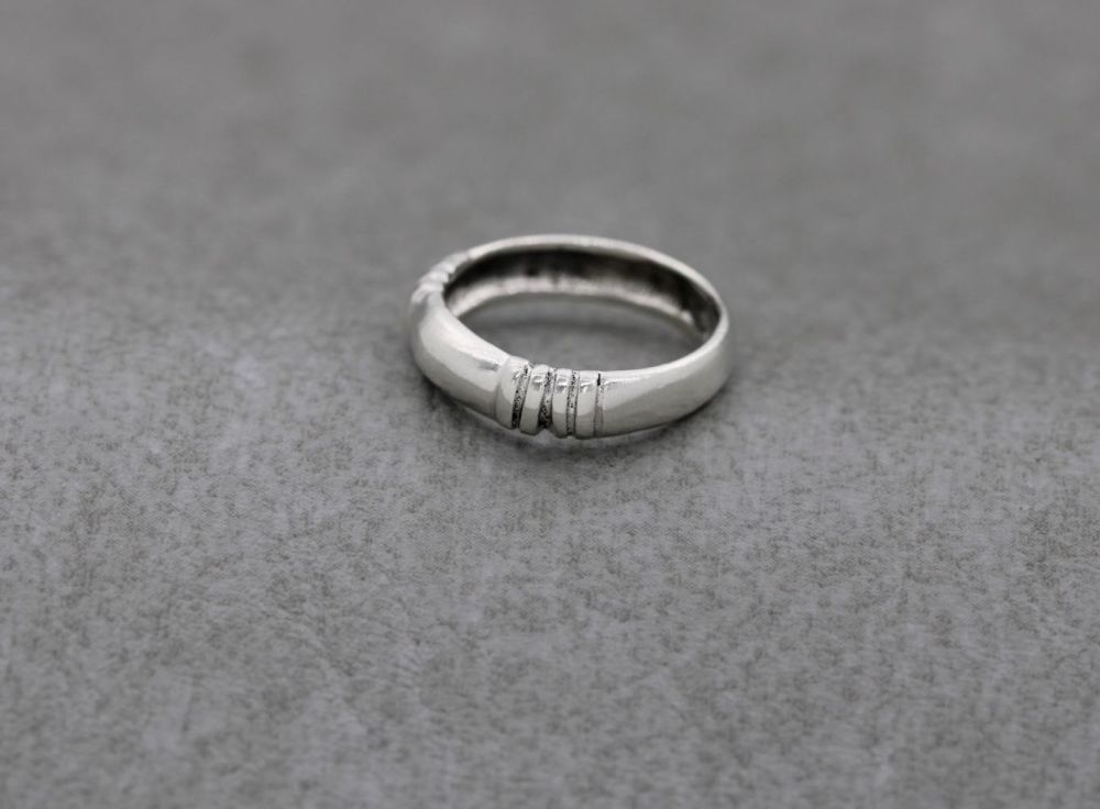 REFURBISHED Sterling silver ridged ring (K)