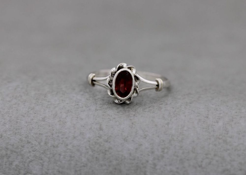 Sterling silver & garnet solitaire ring with a twisted frame