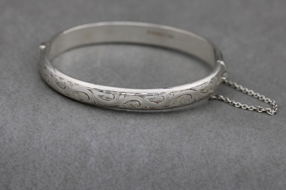 Vintage sterling silver bangle with an engraved pattern & safety chain