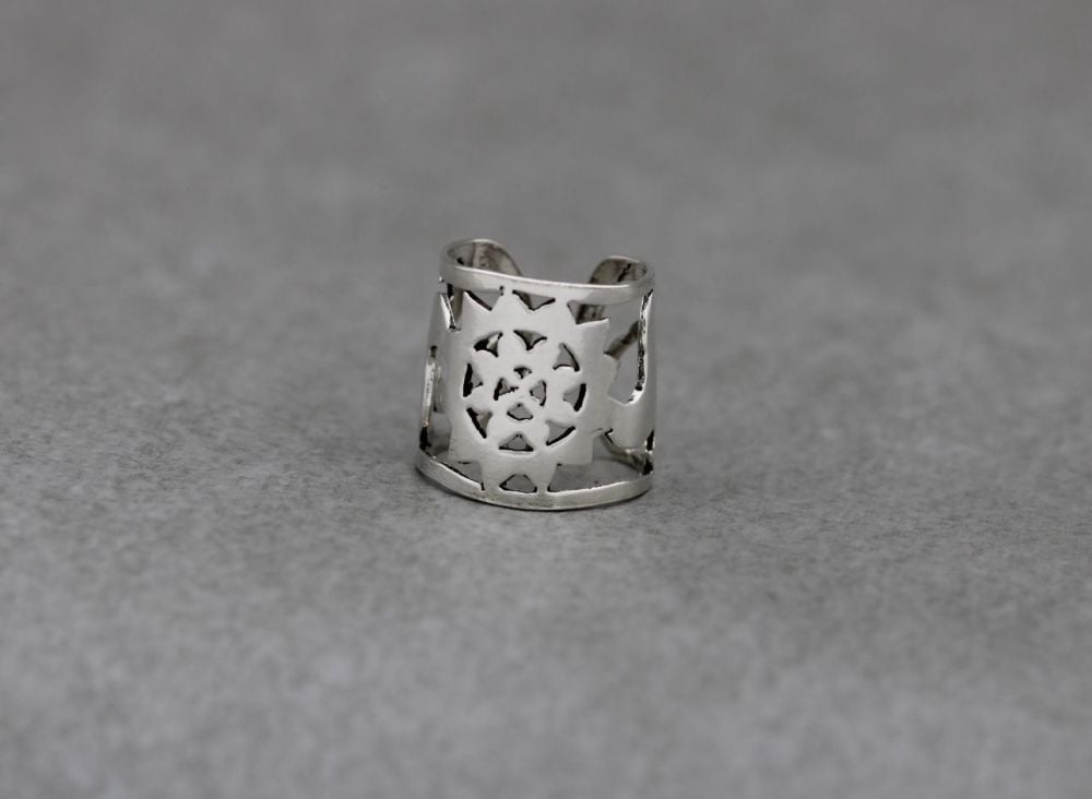 Sterling silver midi ring with a sun / star design