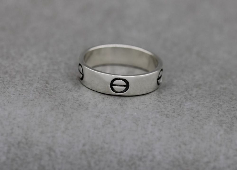 Sterling silver band ring with screw-head design