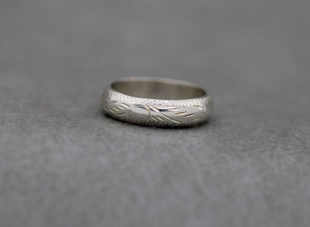 REFURBISHED Sterling silver 'D' profile ring with chased engraved pattern (L)