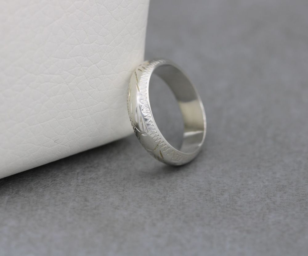 Sterling silver 'D' profile ring with chased engraved pattern (L)