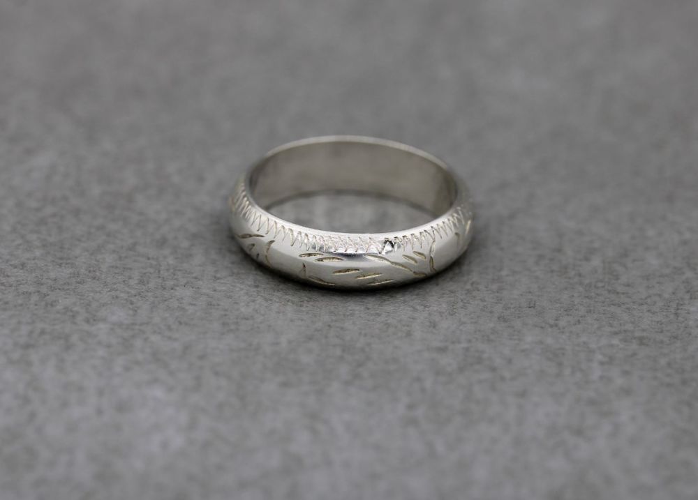Sterling silver 'D' profile ring with chased engraved pattern (M)