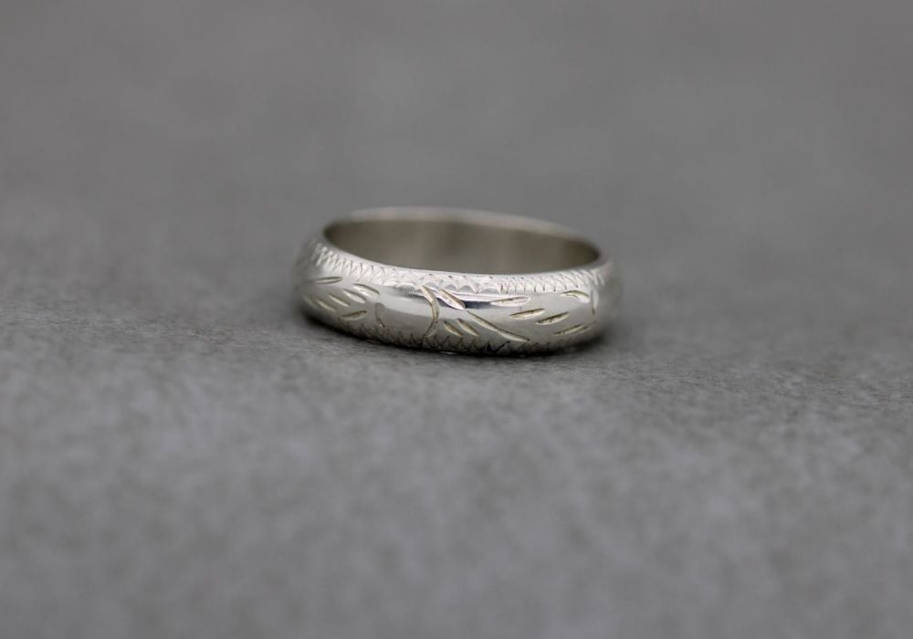 Sterling silver 'D' profile ring with chased engraved pattern (K)