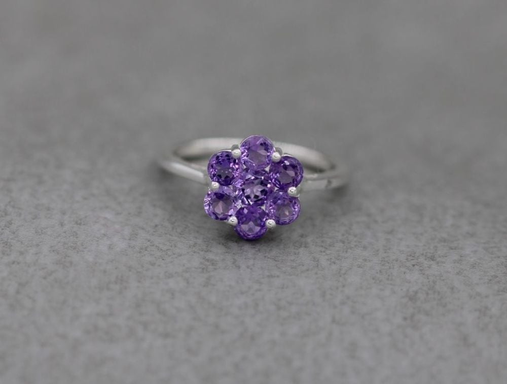 Sterling silver & amethyst cluster ring (N 1/2)