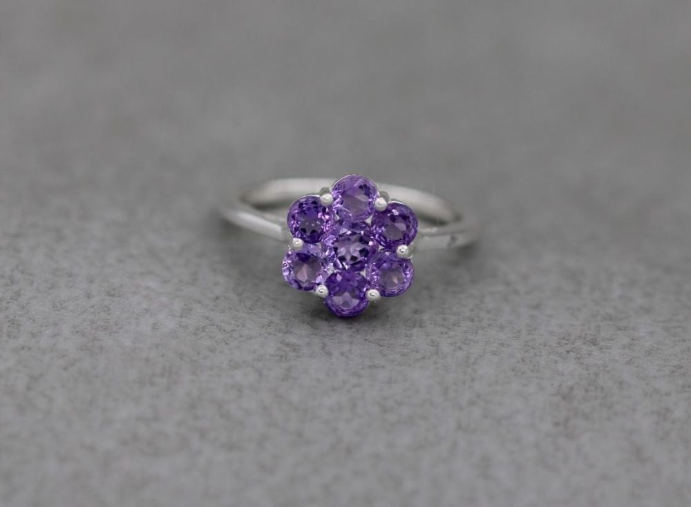 Sterling silver & amethyst cluster ring (P 1/2)