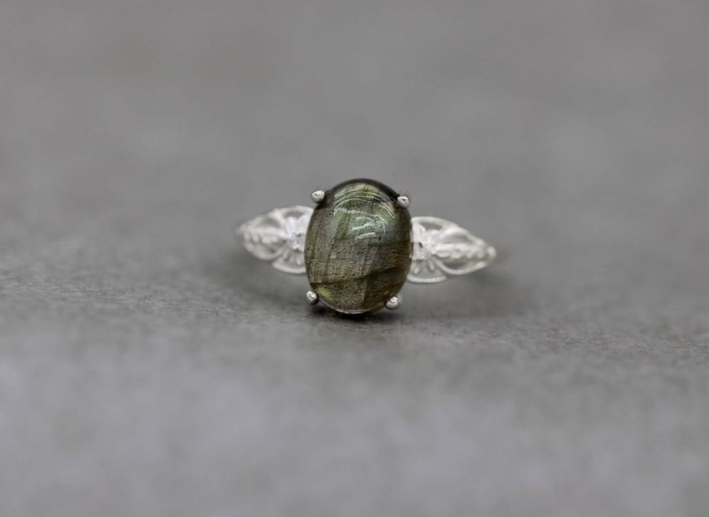 Sterling silver & labradorite ring with floral shoulders