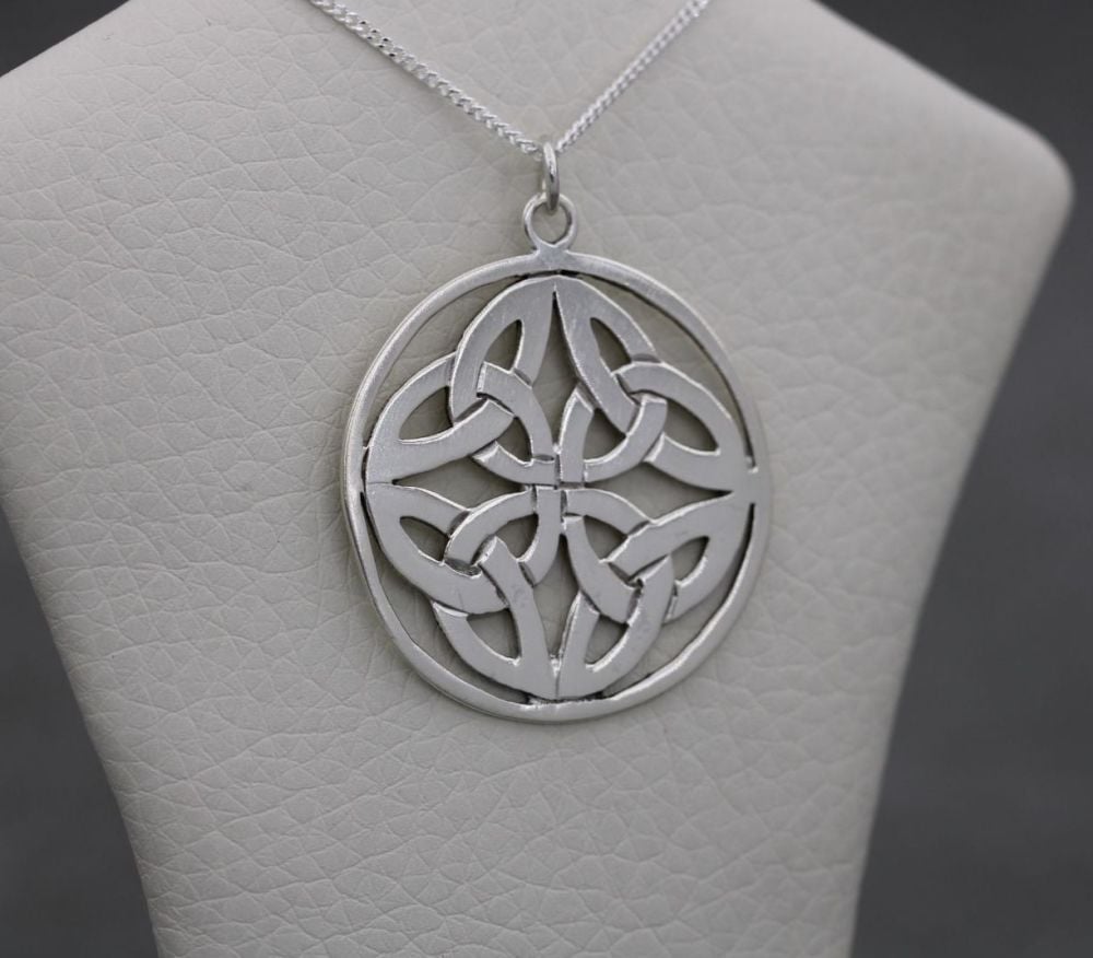 Vintage sterling silver celtic knot disc necklace