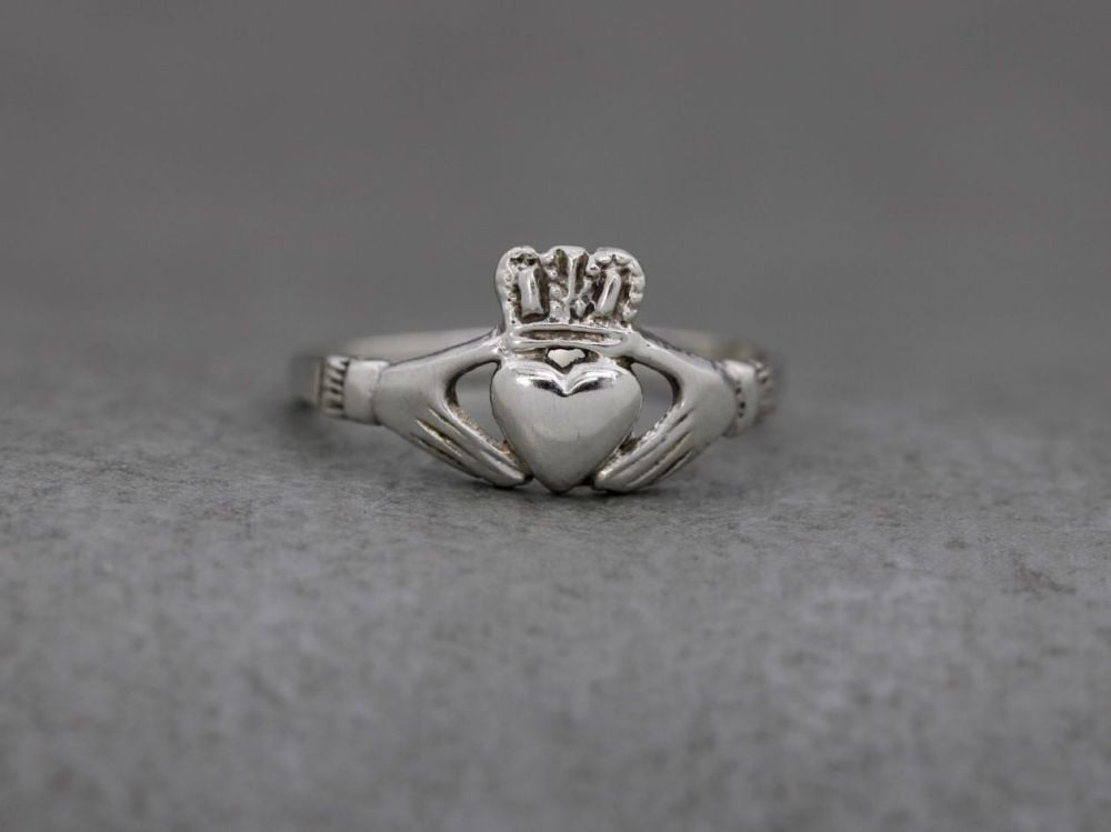 Vintage sterling silver claddagh ring