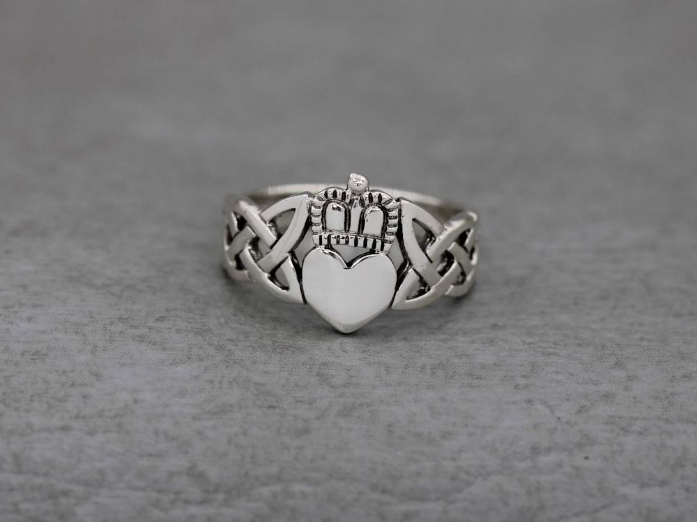 NEW Sterling silver claddagh ring (O)