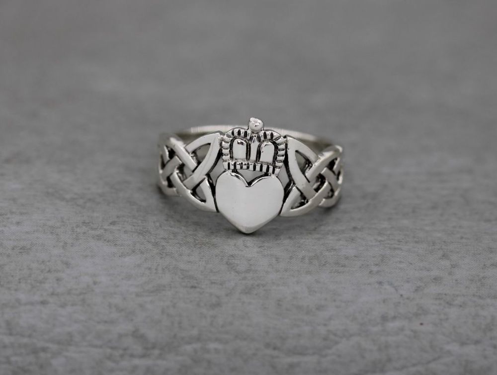 NEW Sterling silver claddagh ring (N)