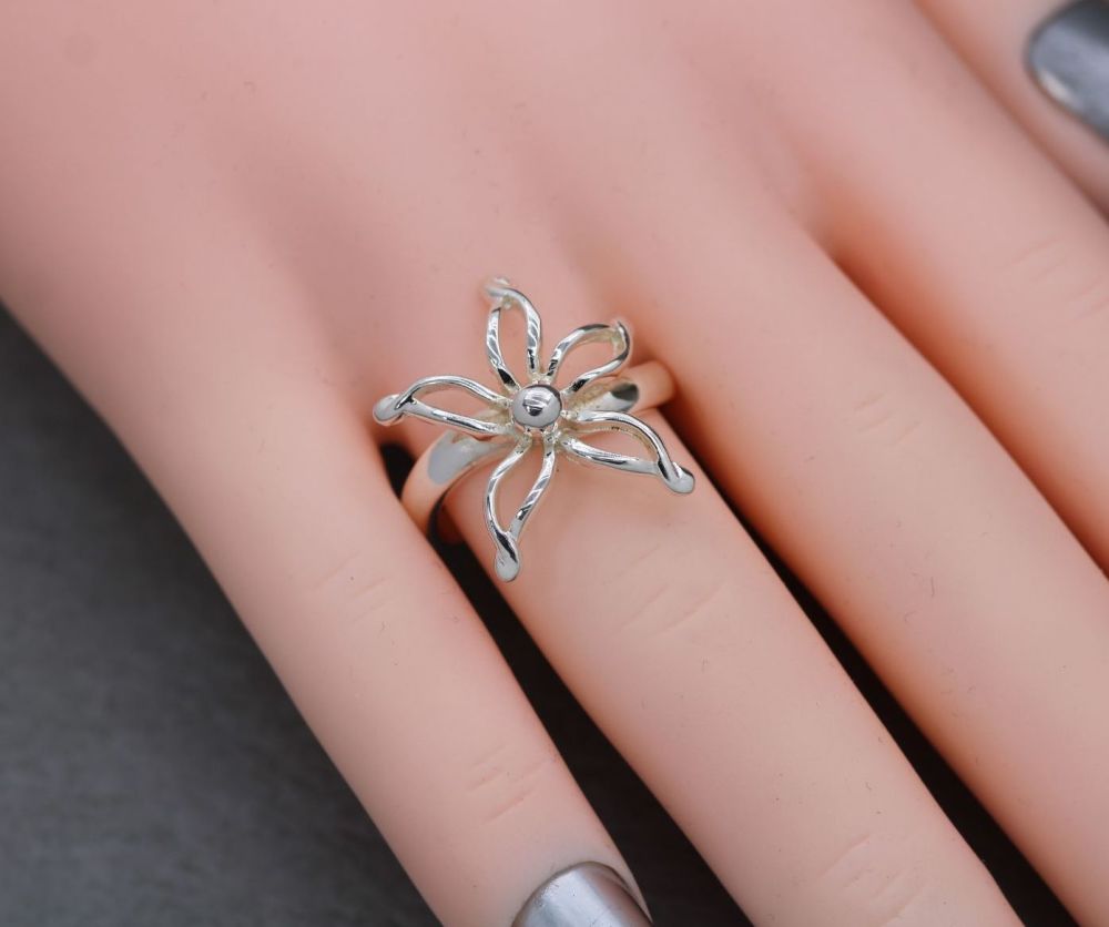 NEW Sterling silver flower ring (M)