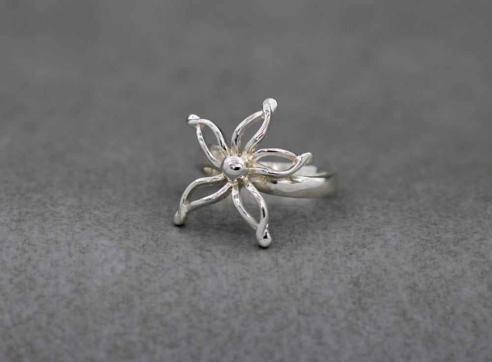 NEW Sterling silver flower outline ring (P 1/2)