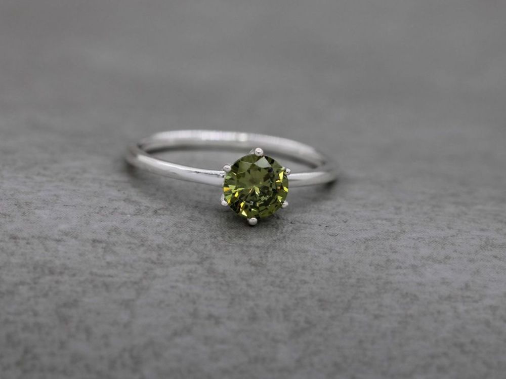 Sterling silver & green stone solitaire ring