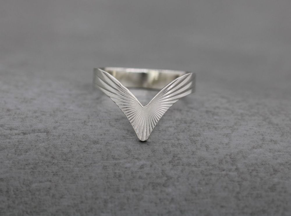 Vintage silver wishbone ring with engraved starburst pattern (K)