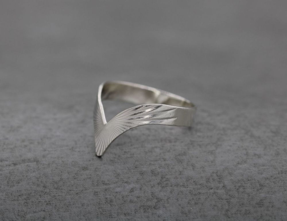 REFURBISHED Vintage silver wishbone ring with engraved starburst pattern (K)