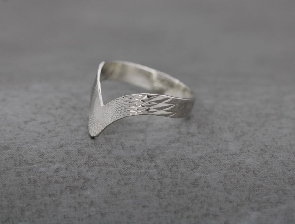 REFURBISHED Vintage silver wishbone ring with engraved fancy starburst pattern (I 1/2)